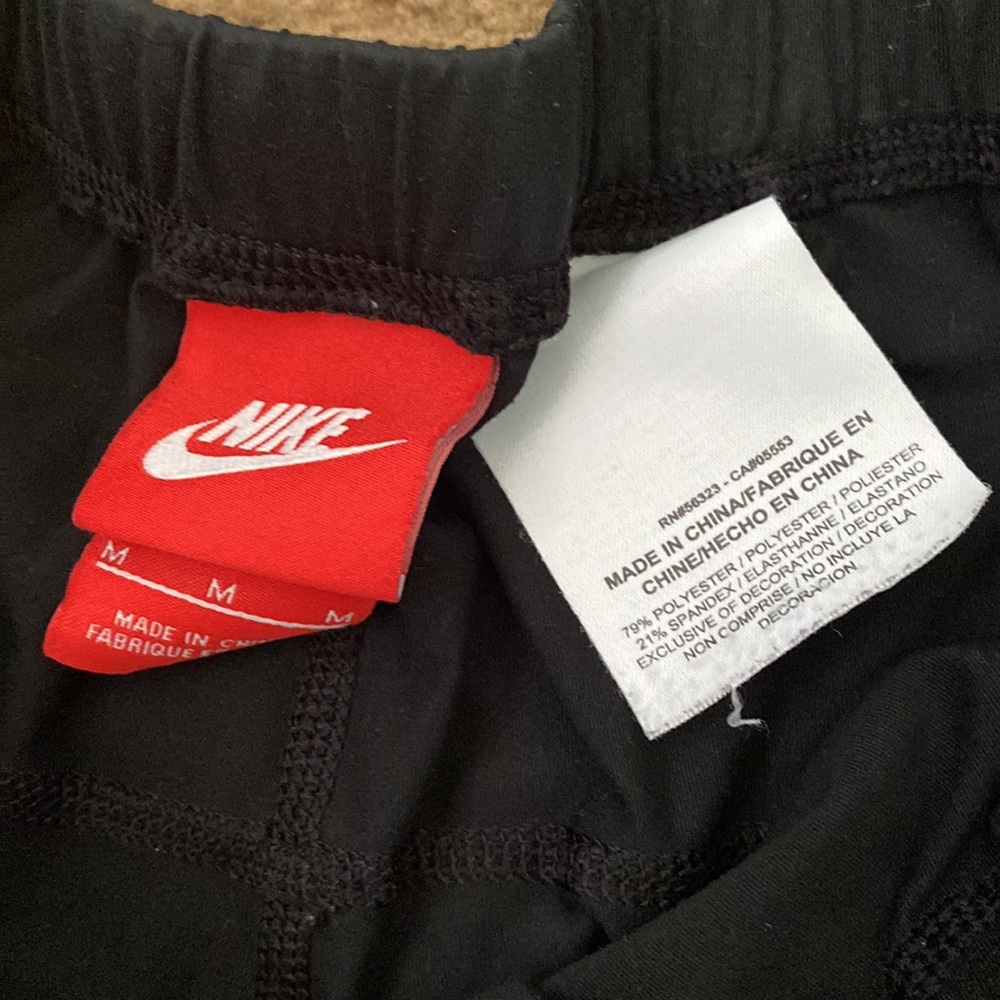 Black shiny Nike leggings size medium - Picture 3 of 3